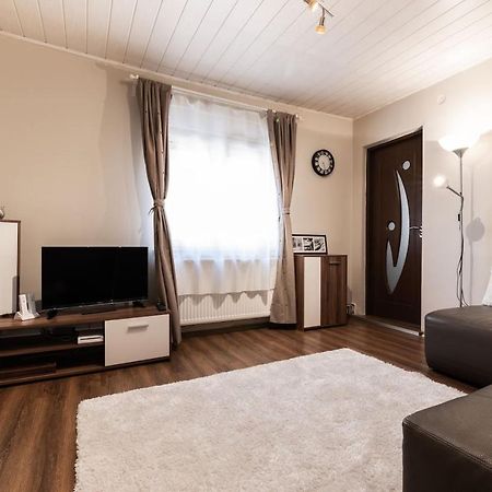 Cozy, Quiet & Family Friendly In Arad Apartment Bagian luar foto