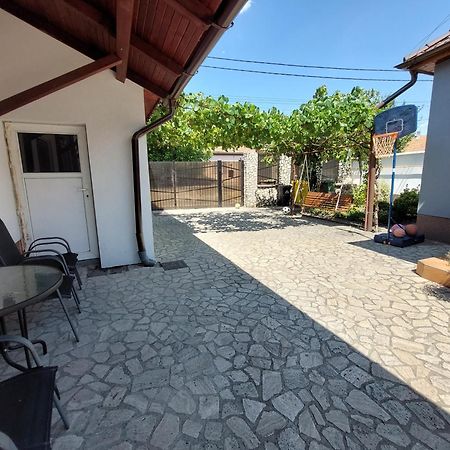 Cozy, Quiet & Family Friendly In Arad Apartment Ruang foto