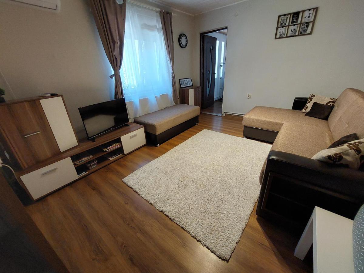 Cozy, Quiet & Family Friendly In Arad Apartment Bagian luar foto
