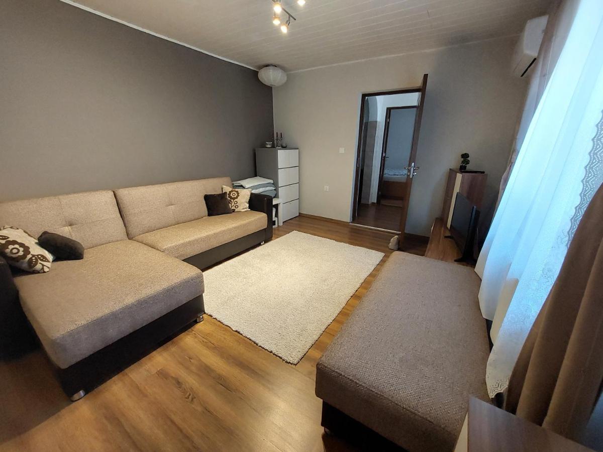 Cozy, Quiet & Family Friendly In Arad Apartment Bagian luar foto