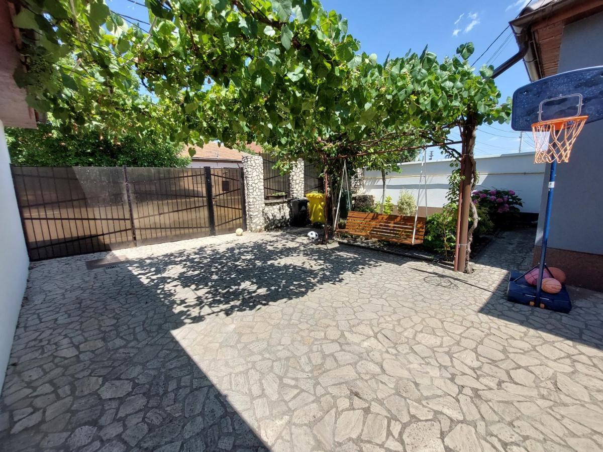 Cozy, Quiet & Family Friendly In Arad Apartment Bagian luar foto