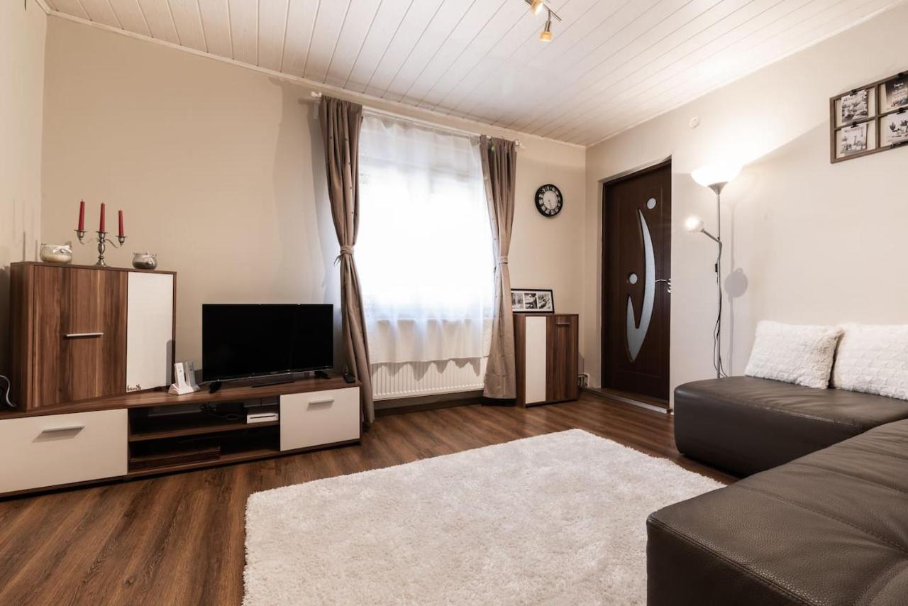 Cozy, Quiet & Family Friendly In Arad Apartment Bagian luar foto